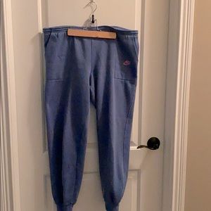 Medium- women’s Nike sweat pants.